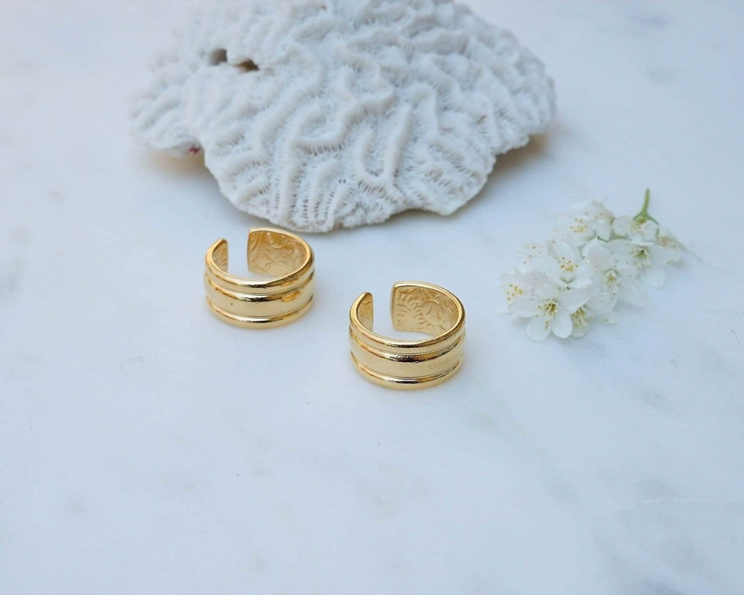 Gold Band Ring with Inner Floral Pattern