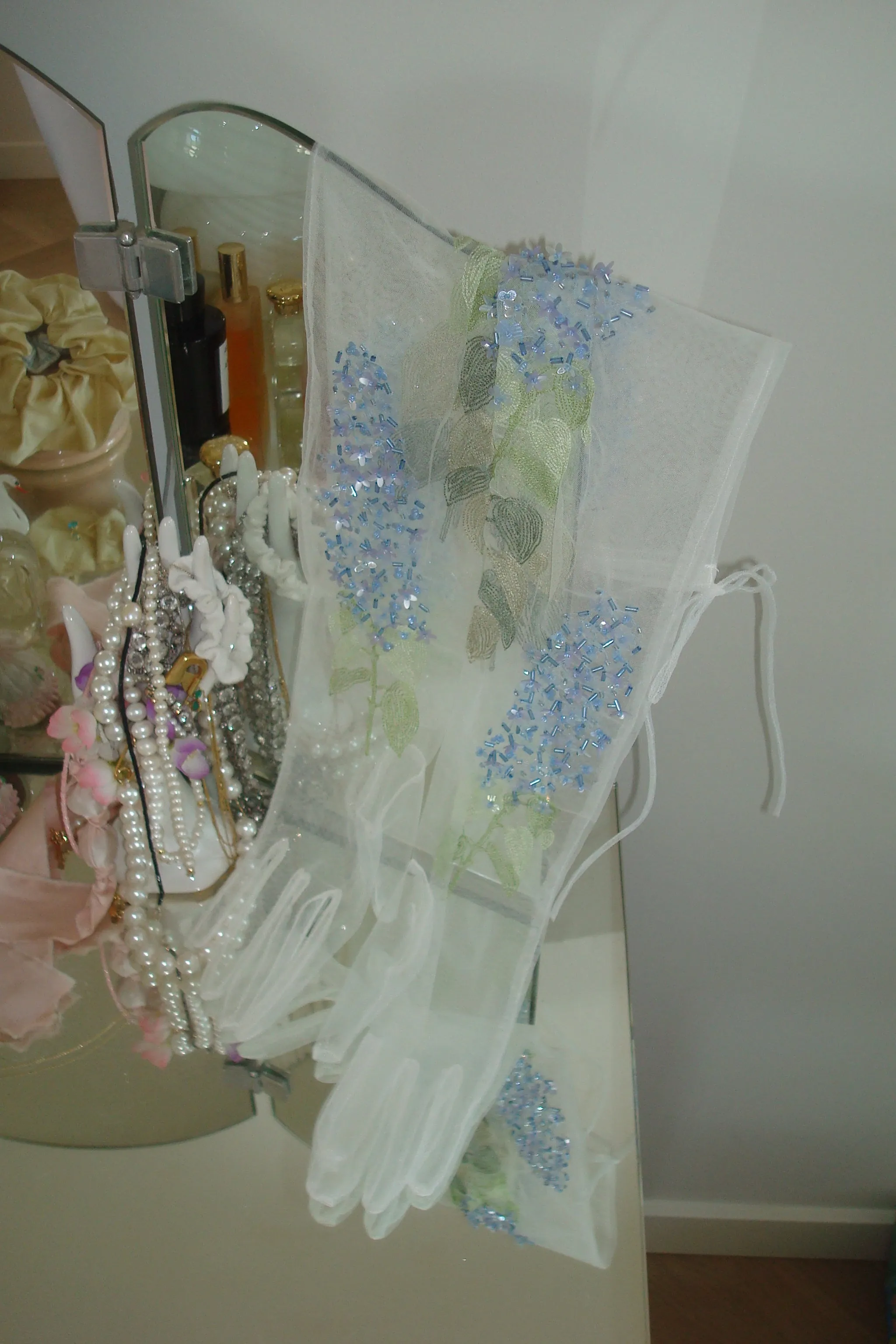 Hand-embroidered gloves